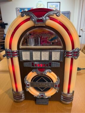 Vintage Thomas Jukebox/ AM/FM radio and Cassette Player